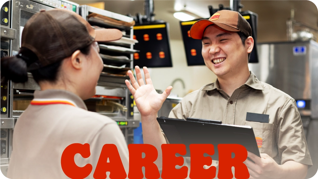 キャリア 店長がクルー教育をする様子